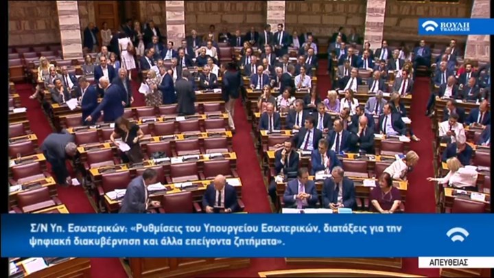 Αποχωρούν ΚΙΝΑΛ και Ελληνική Λύση από τη Βουλή λόγω τροπολογιών Βρούτση  – ΤΩΡΑ