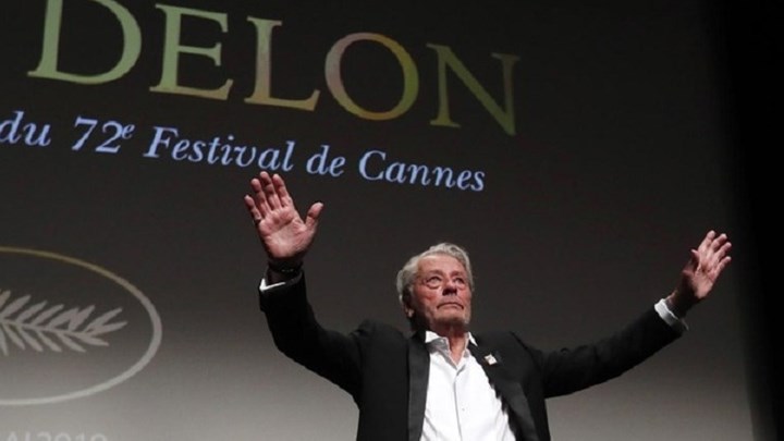 Σε κλινική στην Ελβετία αναρρώνει ο Αλέν Ντελόν έπειτα από εγκεφαλικό