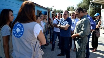 Στους προσφυγικούς καταυλισμούς της Λέσβου ο Κουμουτσάκος