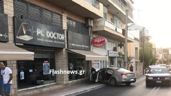 Τρελή κούρσα στα Χανιά: Αυτοκίνητο μπήκε σε βιτρίνα καταστήματος – ΦΩΤΟ