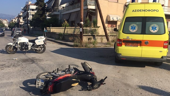 Τροχαίο ατύχημα στα Τρίκαλα: Αυτοκίνητο παρέσυρε ντελιβερά – Στο νοσοκομείο ο 22χρονος – ΦΩΤΟ