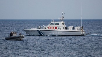 Συνελήφθη ο χειριστής του ταχύπλοου που τραυμάτισε λουόμενο στη Γλυφάδα