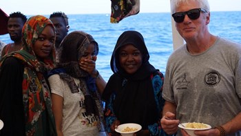 Ο Ρίτσαρντ Γκιρ ζητεί από την ιταλική κυβέρνηση να βοηθήσει τους μετανάστες που βρίσκονται πάνω σε πλοίο
