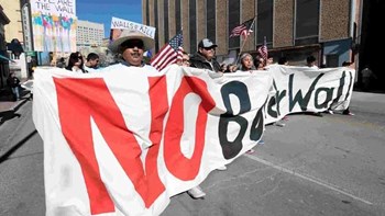 Θύματα και κάτοικοι του Ελ Πάσο  διαδηλώνουν και καταδικάζουν τον ρατσισμό