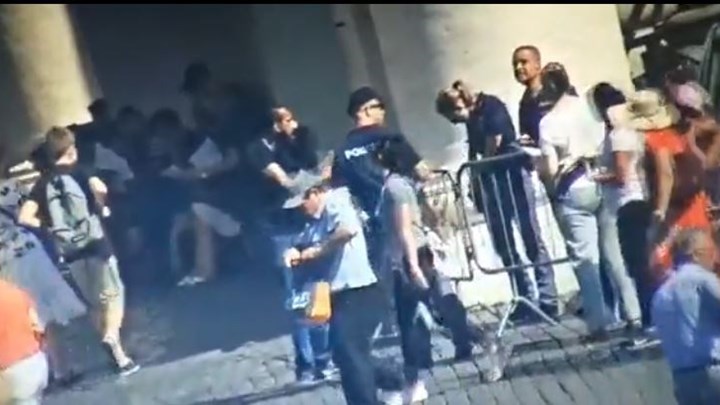 Φώναξε Αλαχού Ακμπάρ και απείλησε να αυτοπυρποληθεί κοντά στο Βατικανό – BINTEO