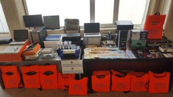 Χειροπέδες σε δύο πλαστογράφους διακινητές – Εντοπίστηκαν εργαστήρια σε Ελληνικό και Γλυφάδα  – ΦΩΤΟ