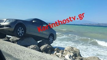 Μπέρδεψε την όπισθεν με την πρώτη και “πάρκαρε” στα βράχια παραλίας – ΦΩΤΟ
