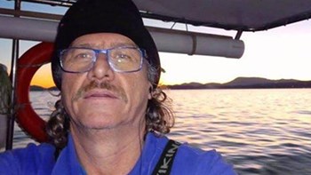 Ραγίζει καρδιές η χήρα του ήρωα ψαρά: Στο Μάτι φώναζε με όση δύναμη του είχε αφήσει ο καρκίνος – ΒΙΝΤΕΟ