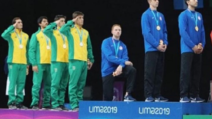 Αμερικανός πρωταθλητής γονάτισε στην ανάκρουση του εθνικού ύμνου των ΗΠΑ ως ένδειξη διαμαρτυρίας στον Τραμπ – ΦΩΤΟ