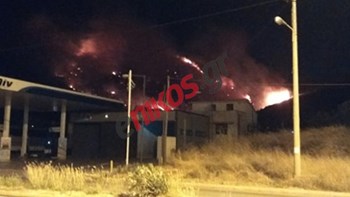 Φωτογραφία – σοκ: Μία ανάσα οι φλόγες από τα σπίτια στην Παιανία – ΦΩΤΟ αναγνώστη – ΤΩΡΑ