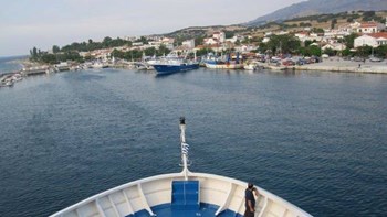 Πλοίο δεν μπόρεσε να δέσει στο λιμάνι της Σαμοθράκης λόγω των ανέμων
