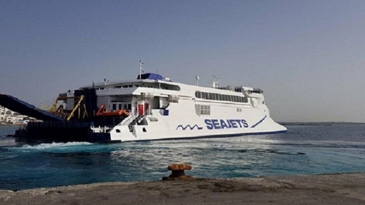 Δεμένο στη Ραφήνα το «Naxos jet» – Ακυρώθηκε το προγραμματισμένο δρομολόγιο λόγω δυσμενών καιρικών συνθηκών
