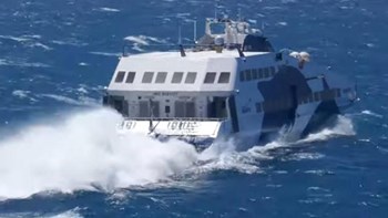 Η “μάχη” του Superjet με τα κύματα στη Νάξο  – ΒΙΝΤΕΟ