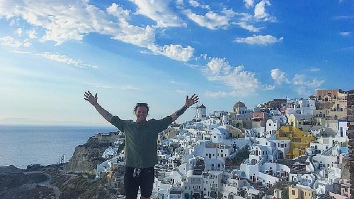 Σχεδίασε την ιδανική πρόταση γάμου, αλλά λογάριασε χωρίς τη… νύφη – Πέταξε το μονόπετρο στη θάλασσα της Σαντορίνης – ΒΙΝΤΕΟ