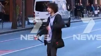 Τρόμος στο Σίδνεϊ: Άνδρας επιτέθηκε με μαχαίρι σε περαστικούς – Φώναζε “Αλλάχ Ακμπάρ” – ΦΩΤΟ