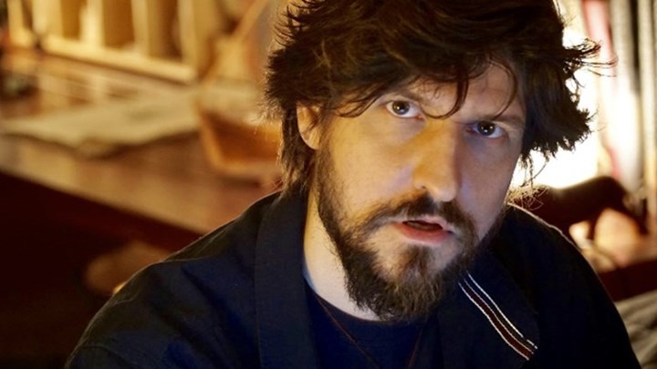 Ο Αντωνιάδης ανεβάζει το έργο του Δήμου “Η Σαμάνθα και ο Μαξ στο Βυθό της Ασφάλτου” στο Vault