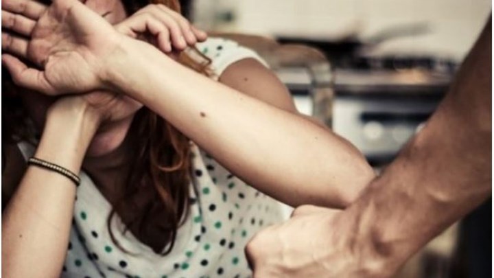 Άγριος καβγάς ζευγαριού στο Ρέθυμνο – Έδειρε τη σύντροφό του στη μέση του δρόμου