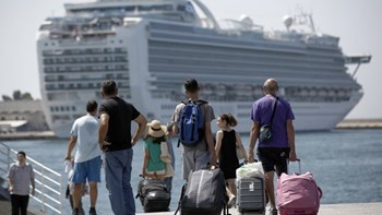 Φεύγουν και οι τελευταίοι αδειούχοι του Αυγούστου – Αυξημένη η κίνηση στα λιμάνια