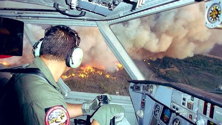 Συγκλονιστική εικόνα: Η φωτιά στην Εύβοια μέσα από τα “μάτια” πιλότου καναντέρ – ΦΩΤΟ