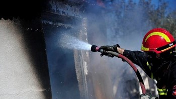 Φωτιά σε σπίτι στην Πάτρα: Νεκρός ένας 29χρονος, τρεις πυροσβέστες με αναπνευστικά προβλήματα
