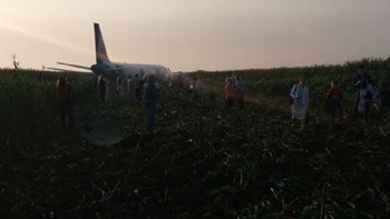 Αεροσκάφος έκανε αναγκαστική προσγείωση σε χωράφι έπειτα από «σύγκρουση» με πουλιά – ΒΙΝΤΕΟ