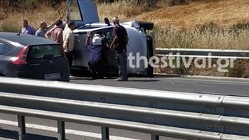 Ανετράπη βαν με εννέα επιβάτες στη Θεσσαλονίκη – Τρία παιδιά τραυματίστηκαν ελαφρά