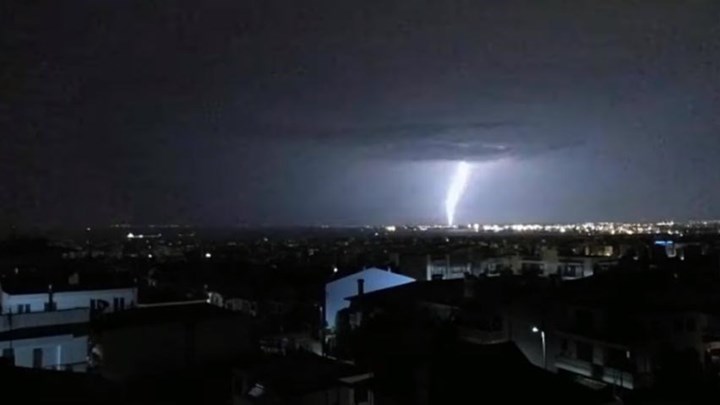 Εντυπωσιακές εικόνες από τους κεραυνούς που έπεσαν στη Θεσσαλονίκη και το Κιλκίς – ΒΙΝΤΕΟ