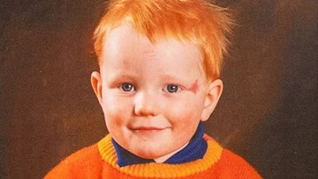 Αναγνωρίζετε το αγοράκι της φωτογραφίας; – Είναι διάσημος τραγουδιστής – ΦΩΤΟ