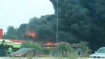 Φωτιά στον εξωτερικό χώρο καταστήματος στην εθνική οδό Θεσσαλονίκης-Περαίας – ΦΩΤΟ