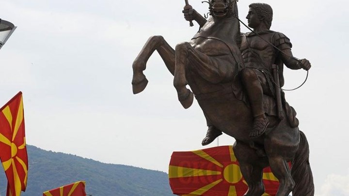 Τοποθετήθηκε πινακίδα στο άγαλμα του Μ. Αλέξανδρου στα Σκόπια που εξηγεί ότι ήταν Έλληνας  – Το tweet του Νίκου Κοτζιά – ΦΩΤΟ