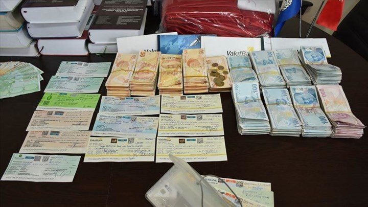 Βρήκε τσάντα με 320.000 ευρώ και την επέστρεψε