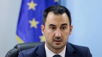 Χαρίτσης: Μην ενοχλείτε, η κυβέρνηση βρίσκεται σε διακοπές
