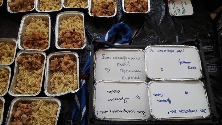 Συγκινητικές εικόνες: Φαγητό και νερό προσέφεραν οι πρόσκοποι στους πυροσβέστες στην Εύβοια