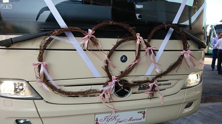 Ο γαμπρός έφτασε στην εκκλησία… θορυβωδώς – Τον συνόδευσαν με 20 λεωφορεία – ΦΩΤΟ