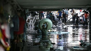 Ένας νεκρός από την ισχυρή βροχόπτωση στην Κωνσταντινούπολη – Πλημμύρισε το Μεγάλο Παζάρι – ΦΩΤΟ