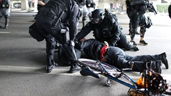 Επεισόδια στο Πόρτλαντ ανάμεσα σε ακροδεξιούς και ακροαριστερούς – 13 προσαγωγές – ΦΩΤΟ