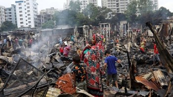 Πυρκαγιά σε παραγκούπολη στο Μπαγκλαντές – Απέμειναν άστεγοι τουλάχιστον 10.000 άνθρωποι