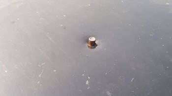 Σφαίρα από μπαλωθιές καρφώθηκε στην οροφή αυτοκινήτου στα Χανιά – ΦΩΤΟ