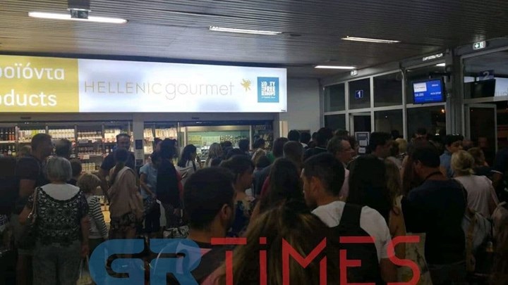 Νεύρα και αγανάκτηση Κυριακή βράδυ, στο αεροδρόμιο της Μυτιλήνης