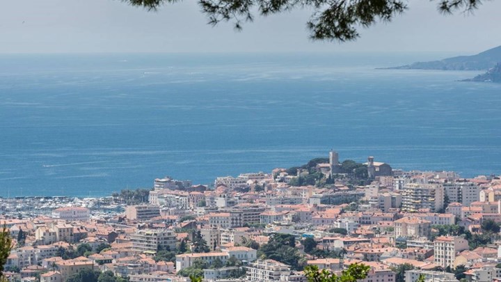 Ασυγκράτητο ζευγάρι έπεσε από το μπαλκόνι ενώ έκανε σεξ