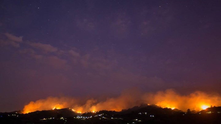 Συνεχίζεται η μάχη με τις φλόγες στα Γκραν Κανάρια – Απομακρύνονται χιλιάδες άνθρωποι – ΒΙΝΤΕΟ