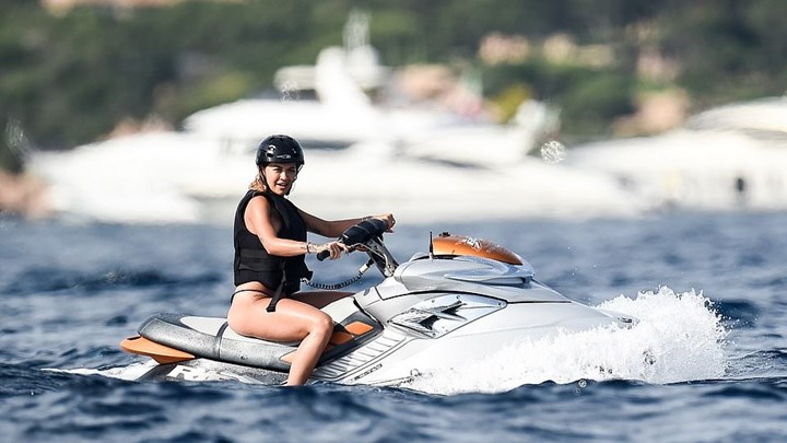 Η Ρίτα Όρα ζαλίζει με τους ελιγμούς του τζετ σκι και το μπικίνι της – ΦΩΤΟ