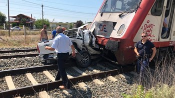 Ανείπωτη τραγωδία στα Διαβατά: Νεκρή έγκυος γυναίκα μετά τη σύγκρουση τρένου με αυτοκίνητο – Εικόνες σοκ – ΦΩΤΟ