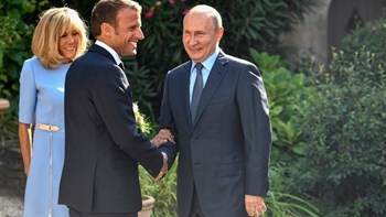 Ο Μακρόν υποδέχτηκε τον Πούτιν στη Μπρεγκανσόν