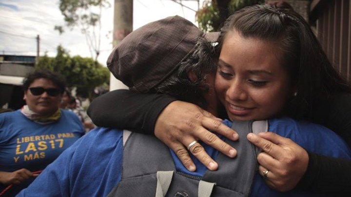Αθώα η 21χρονη που γέννησε νεκρό το μωρό που κυοφορούσε