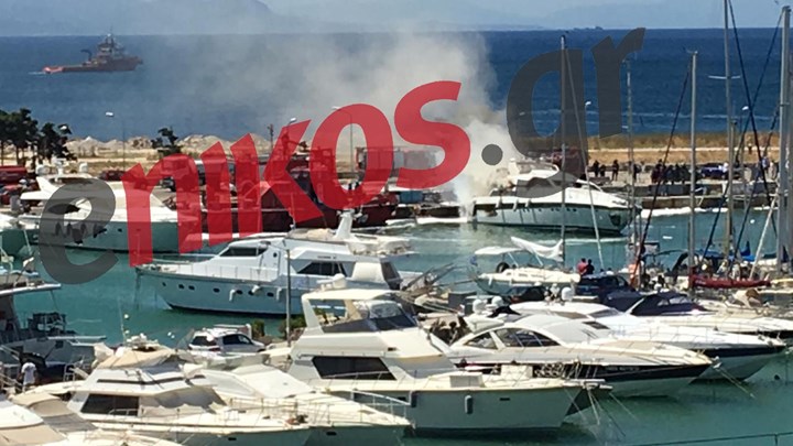 Στις φλόγες τυλίχθηκε σκάφος στη Γλυφάδα – ΦΩΤΟ αναγνωστών
