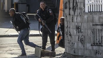 Θρίλερ στο Ρίο ντε Τζανέιρο – Ένοπλος κρατά ομήρους επιβάτες λεωφορείου