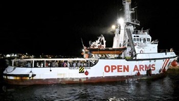 Στη Λαμπεντούζα ελλιμενίστηκε το “Open Arms” -ΒΙΝΤΕΟ