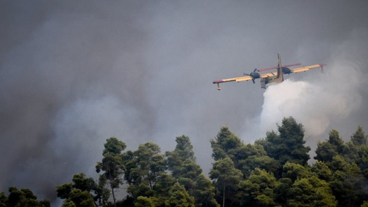 Αεροπλάνα της Πυροσβεστικής μπέρδεψαν το σύννεφο σκόνης με καπνό και “έλουσαν” αγρότη με τόνους νερό