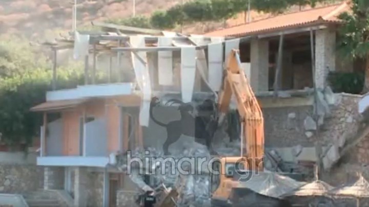 Κατεδάφισαν το μαγαζί του εστιάτορα που “γαντζώθηκε” σε αυτοκίνητο τουριστών – ΒΙΝΤΕΟ